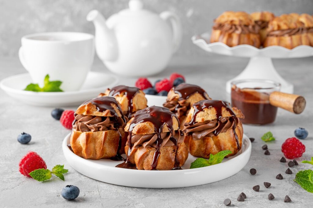 Choux-à-la-crème-cu-ciocolată