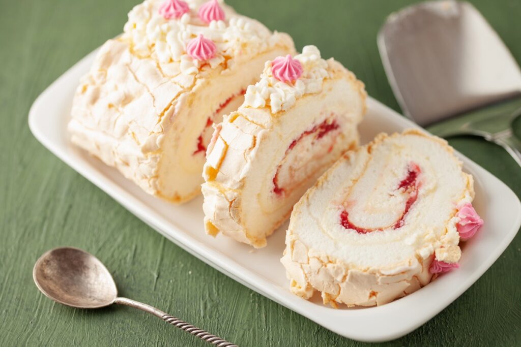 Ruladă-Pavlova-cu-jeleu-de-zmeură