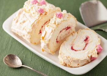 Ruladă-Pavlova-cu-jeleu-de-zmeură