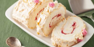Ruladă-Pavlova-cu-jeleu-de-zmeură