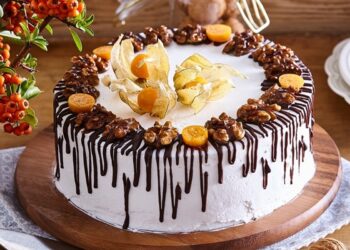 Tort-cu-blat-de-nuci-și-cremă-de-mascarpone