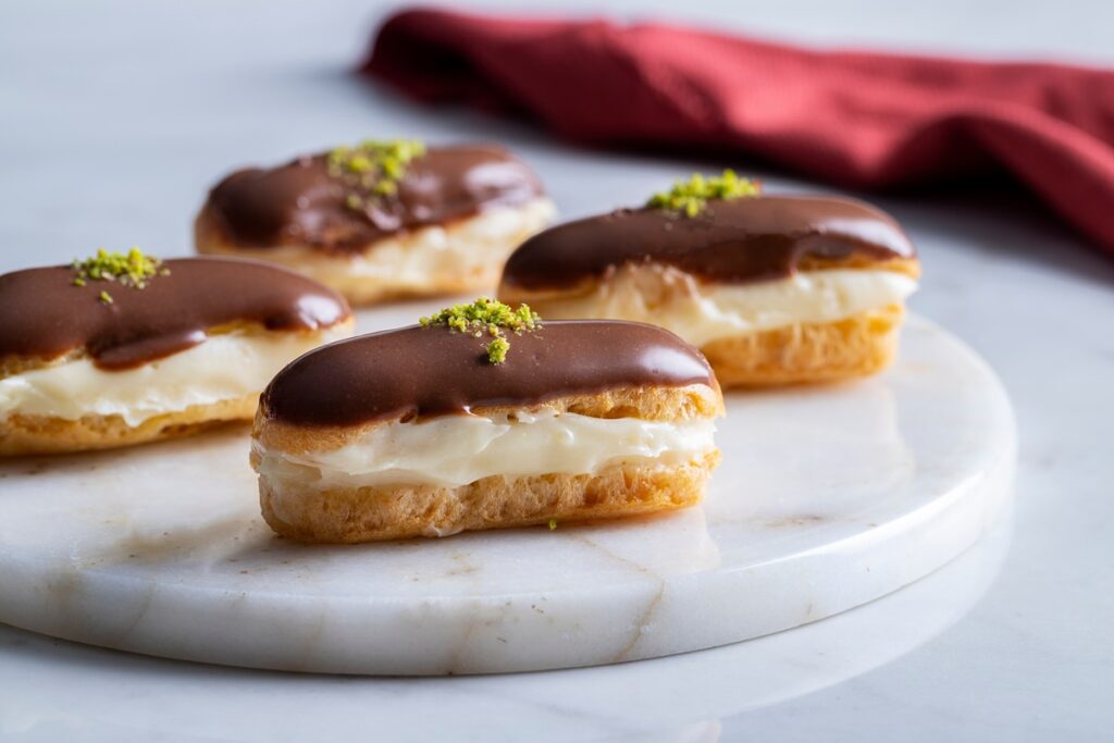 Eclere-cu-cremă-de-vanilie-și-ciocolată