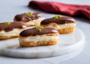 Eclere-cu-cremă-de-vanilie-și-ciocolată