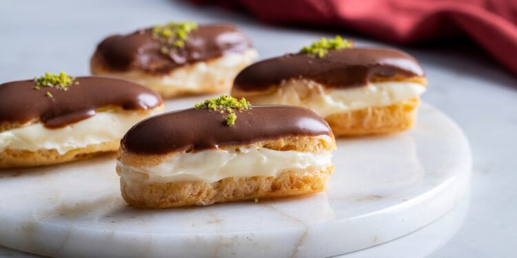Eclere-cu-cremă-de-vanilie-și-ciocolată