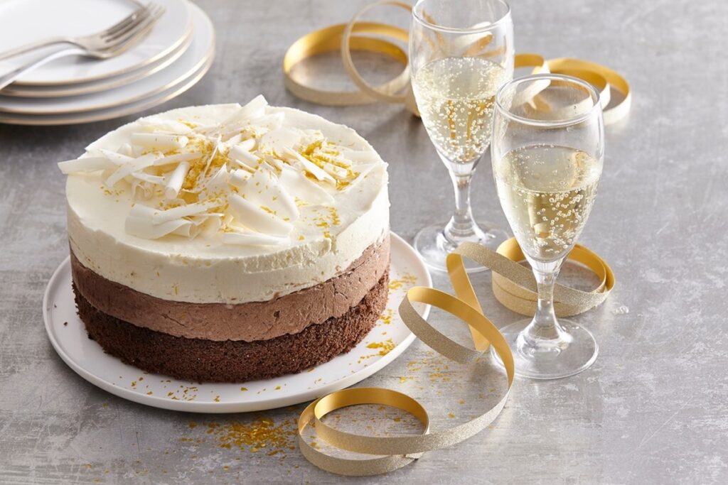 Tort-cu-mousse-de-ciocolată-neagră-și-albă