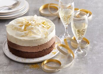 Tort-cu-mousse-de-ciocolată-neagră-și-albă
