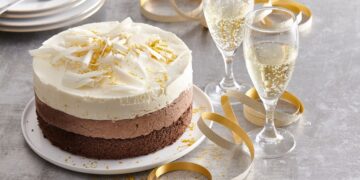 Tort-cu-mousse-de-ciocolată-neagră-și-albă