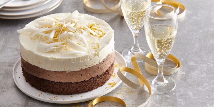 Tort-cu-mousse-de-ciocolată-neagră-și-albă