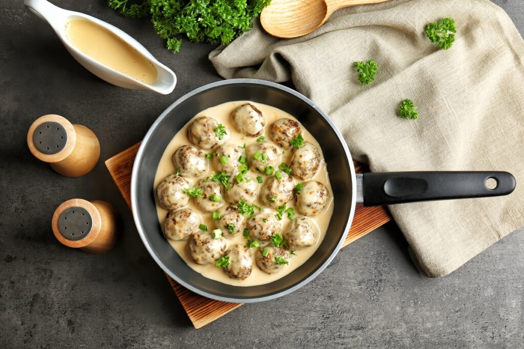 Chiftele-la-cuptor-în-sos-bechamel