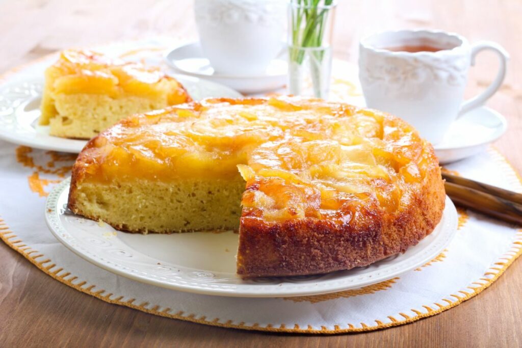Prăjitură-răsturnată-cu-mere-caramelizate
