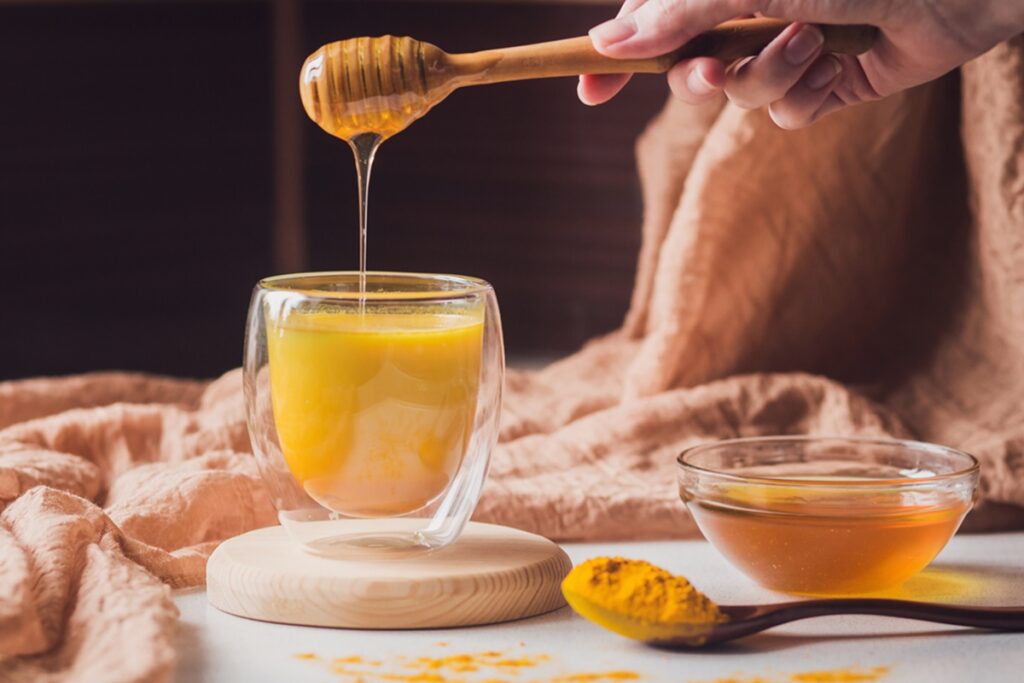 Rețetă-de-curcuma-cu-miere