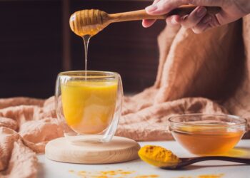 Rețetă-de-curcuma-cu-miere