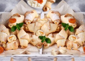 cornulete-cu-branza-si-caise-deshidratate
