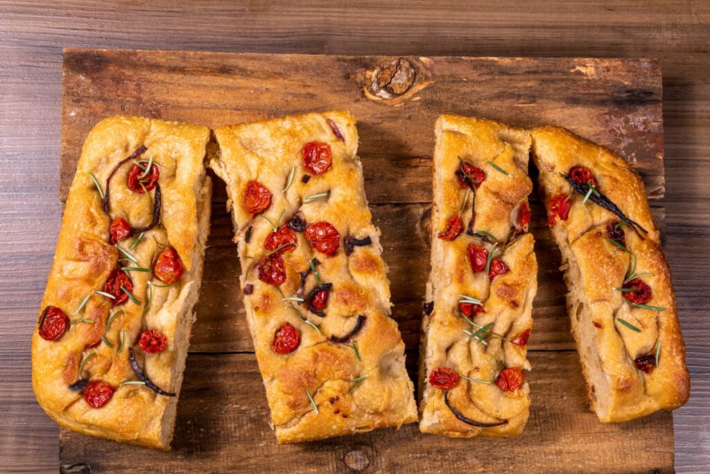 Focaccia-cu-rozmarin-și-roșii-uscate