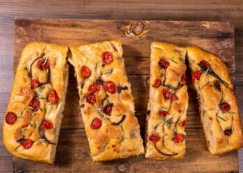 Focaccia-cu-rozmarin-și-roșii-uscate