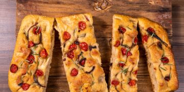 Focaccia-cu-rozmarin-și-roșii-uscate