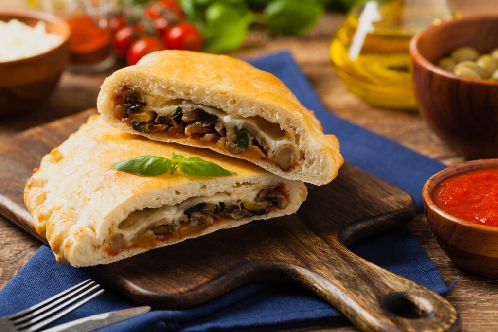 Pizza-Calzone-cu-ciuperci-și-mozzarella