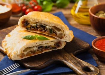 Pizza-Calzone-cu-ciuperci-și-mozzarella