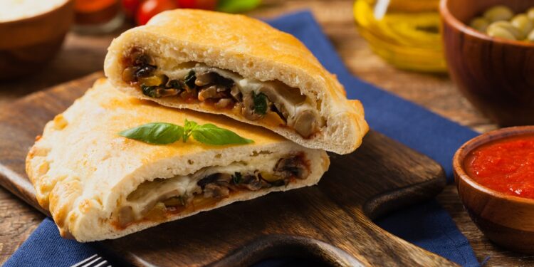 Pizza-Calzone-cu-ciuperci-și-mozzarella