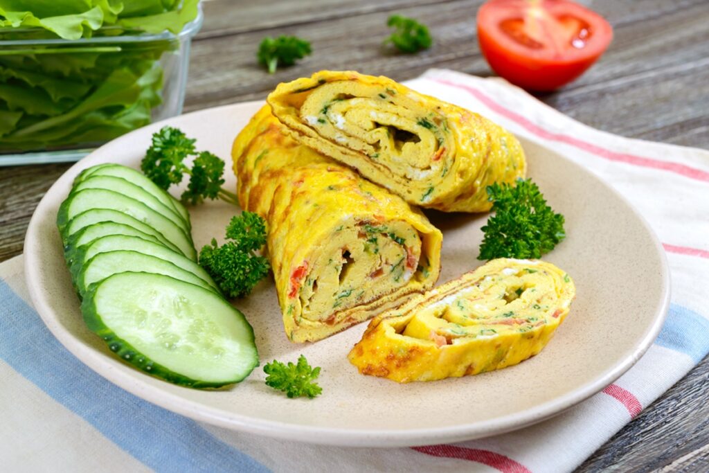 Ruladă-din-omletă-cu-morcovi-și-brânză