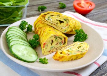 Ruladă-din-omletă-cu-morcovi-și-brânză