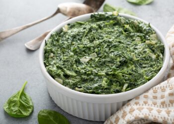 Mâncare-de-spanac-cu-ceapă-verde