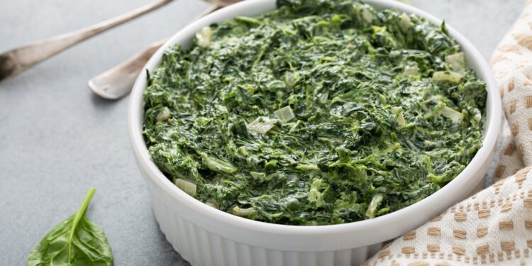 Mâncare-de-spanac-cu-ceapă-verde