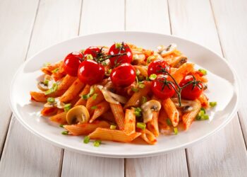 Paste-cu-ciuperci-și-roșii-cherry