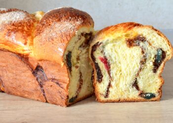 Cozonac-tradițional-cu-nucă-și-rahat