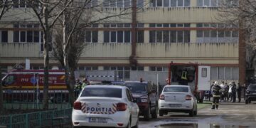 elev-injunghiat-liceu-iuliu-maniu-bucuresti