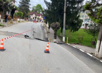 Situaţie critică în Slănic Prahova: o stradă s-a surpat. A început evacuarea locuitorilor / VIDEO