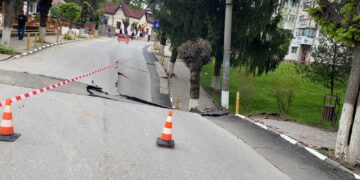 Situaţie critică în Slănic Prahova: o stradă s-a surpat. A început evacuarea locuitorilor / VIDEO