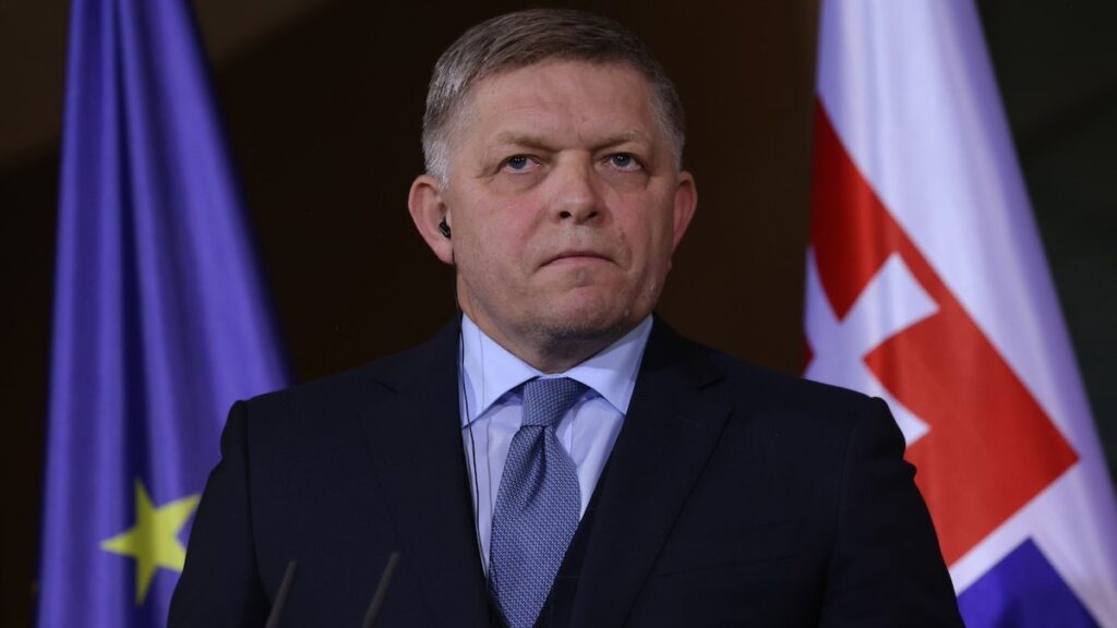 premier-slovacia-robert-fico-impuscat