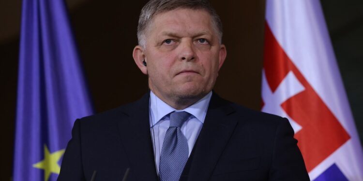 premier-slovacia-robert-fico-impuscat