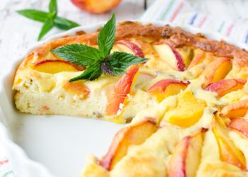 Prăjitură-cu-caise-și-brânză