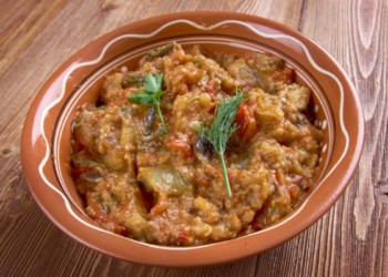 salata-de-vara-cu-ardei-si-vinete