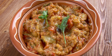 salata-de-vara-cu-ardei-si-vinete