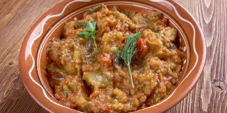 salata-de-vara-cu-ardei-si-vinete