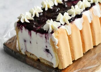 prajitura-cu-iaurt-si-afine
