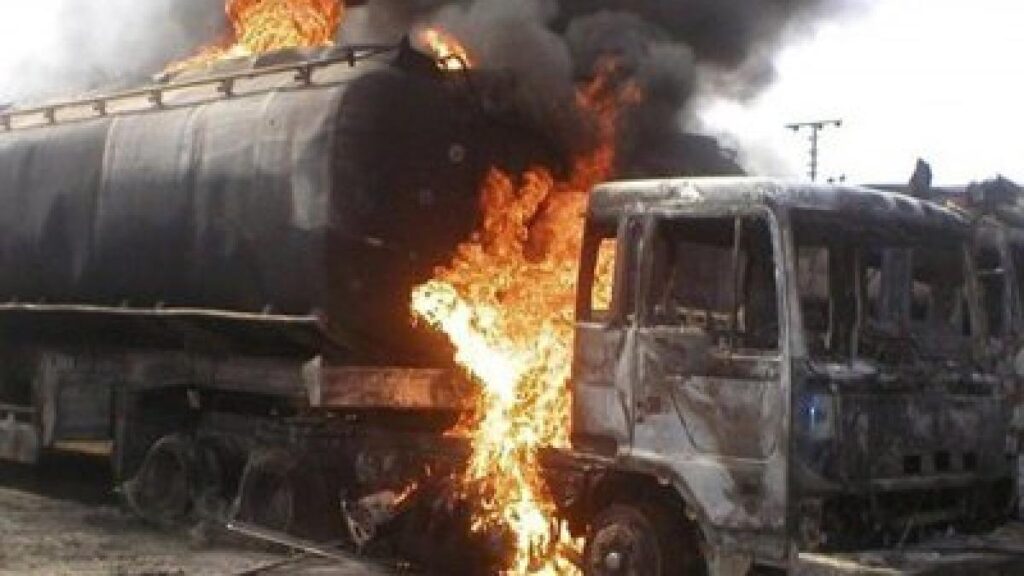 cisterna-cu-benzina-s-a-rasturnat-in-nigeria