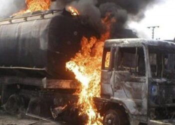cisterna-cu-benzina-s-a-rasturnat-in-nigeria