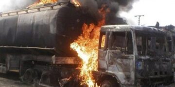 cisterna-cu-benzina-s-a-rasturnat-in-nigeria