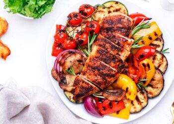 salata-calda-cu-legume-si-carne