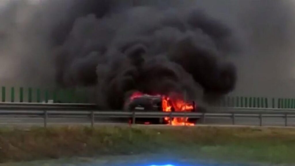 o-masina-a-luat-foc-pe-autostrada-soarelui