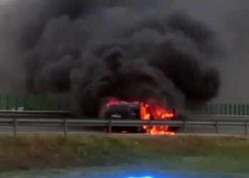 o-masina-a-luat-foc-pe-autostrada-soarelui