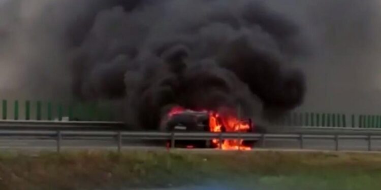 o-masina-a-luat-foc-pe-autostrada-soarelui