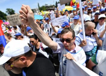 protesta-in-fata-parlamentului