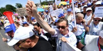 protesta-in-fata-parlamentului