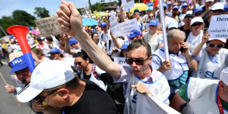 protesta-in-fata-parlamentului