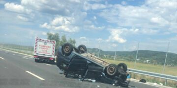 accident-Autostrada-masina-rasturnata